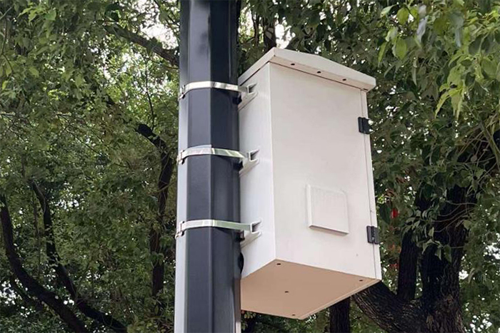 Pole-Mounted Fiber Optic Enclosure Pole-Mounted Fiber Optic Enclosure